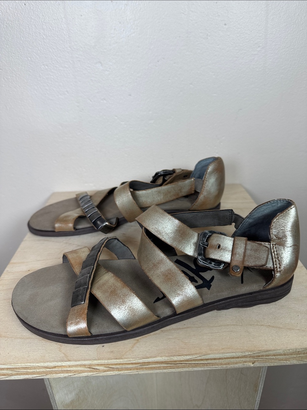 OTBT Womens Sandals Metallic Gold Multi-Strap Buckle 7 Leather Boho